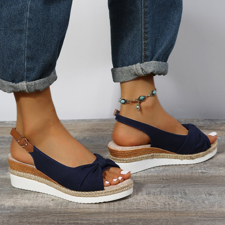 Sommerliche Plattform-Sandalen mit Peep Toe fürs Casual-Outfit