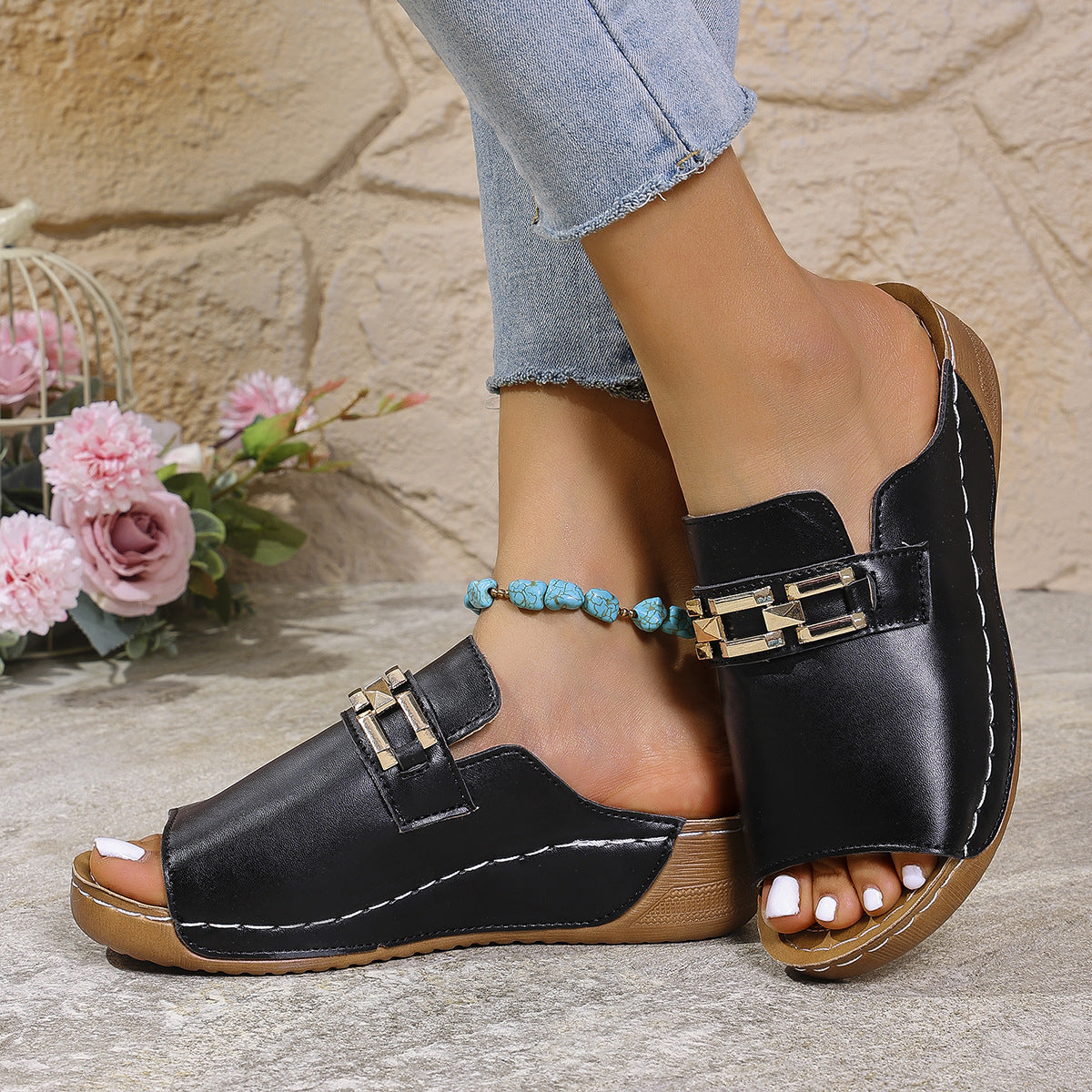 Peep Toe Slippers mit Metallakzenten für den Frühling