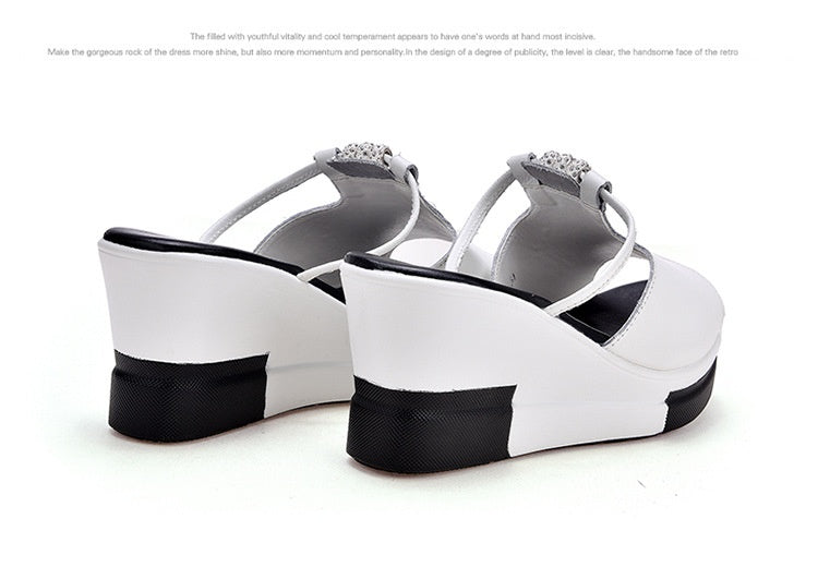 Glamouröse Keilplattform Sandalen mit Strass für den Frühling