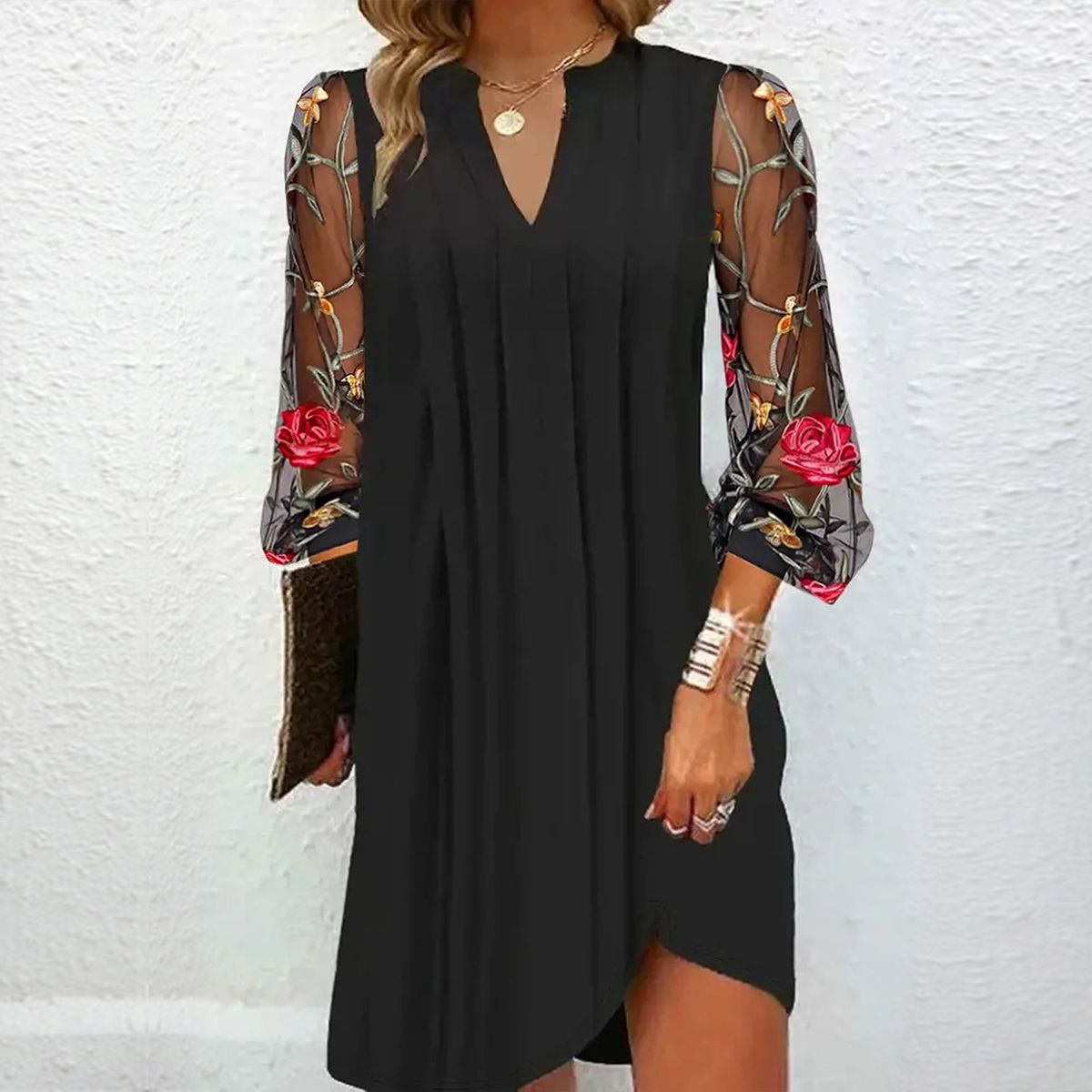 Frühlingszauber: Elegantes Mini-Kleid mit V-Ausschnitt und transparenten Ärmeln