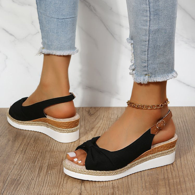 Sommerliche Plattform-Sandalen mit Peep Toe fürs Casual-Outfit