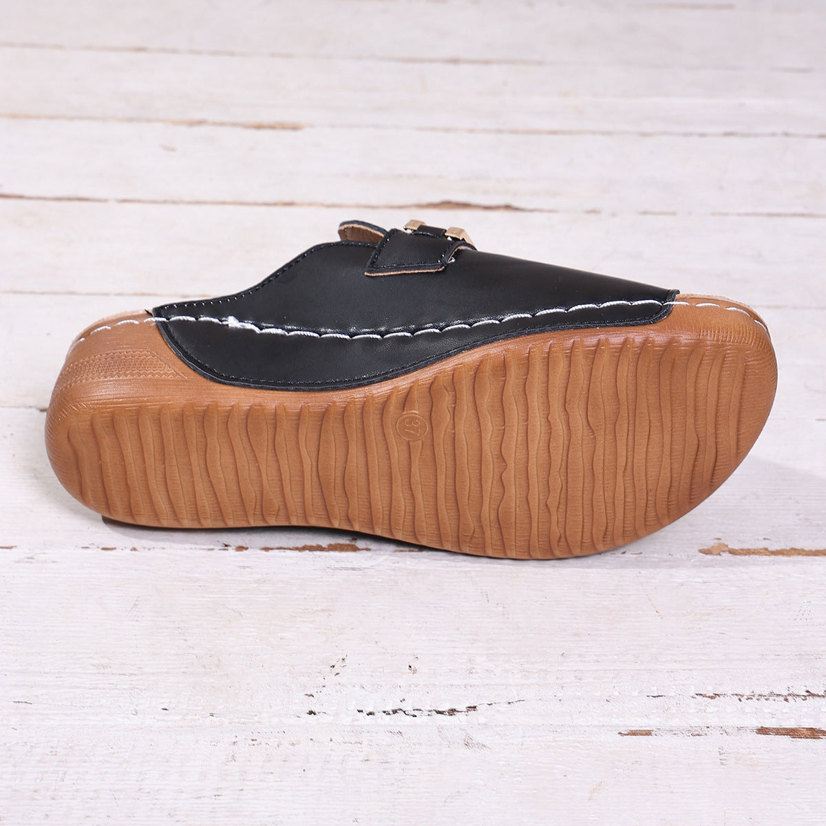 Peep Toe Slippers mit Metallakzenten für den Frühling
