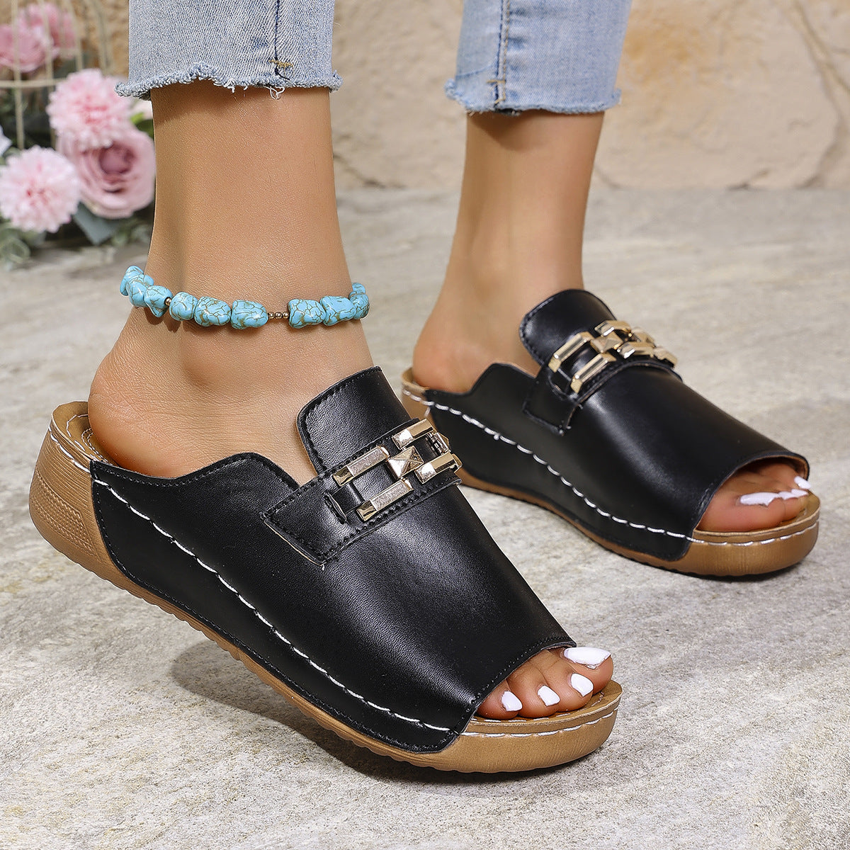Peep Toe Slippers mit Metallakzenten für den Frühling