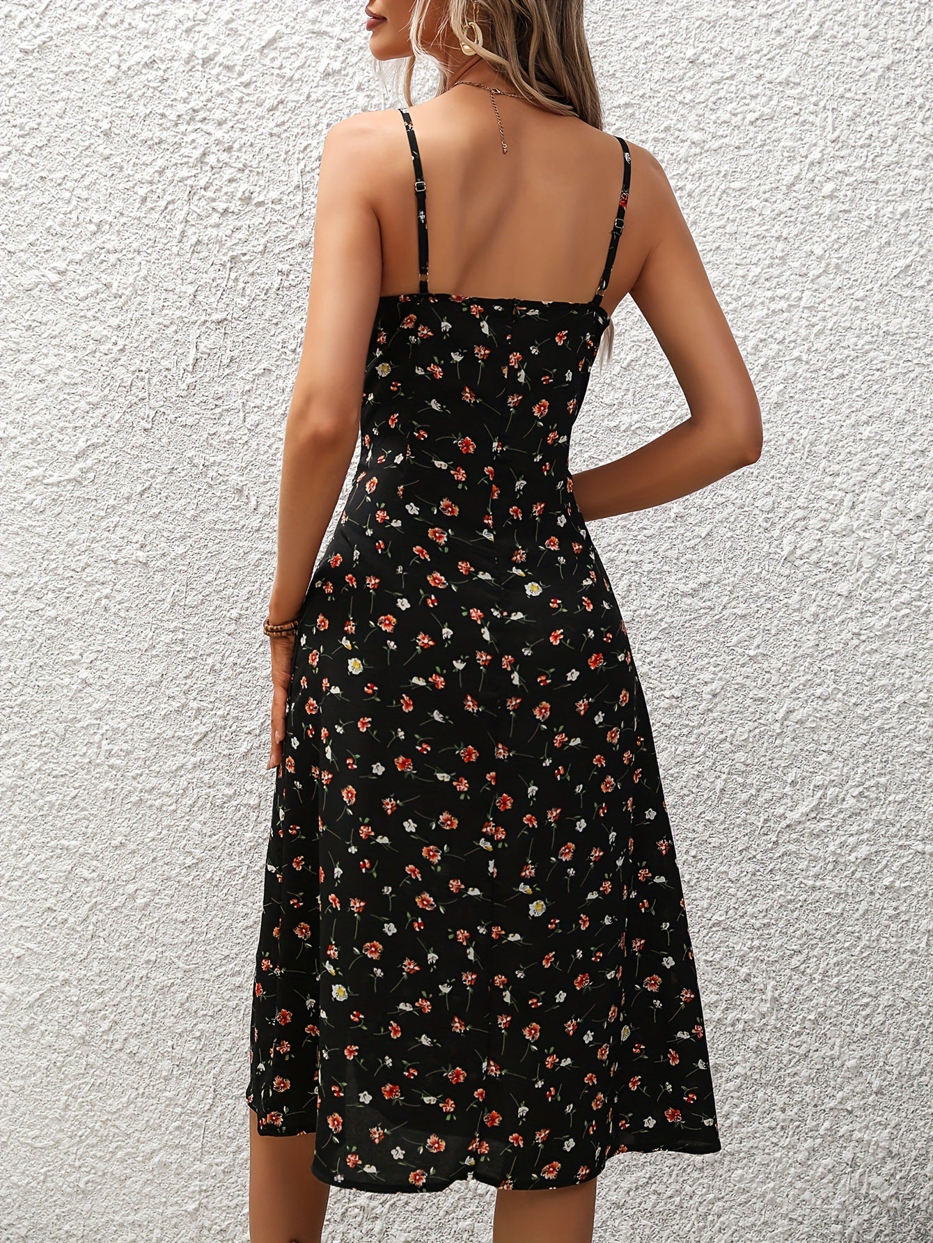 Verspieltes Sommerkleid mit Punkten Perfekt für den Frühling