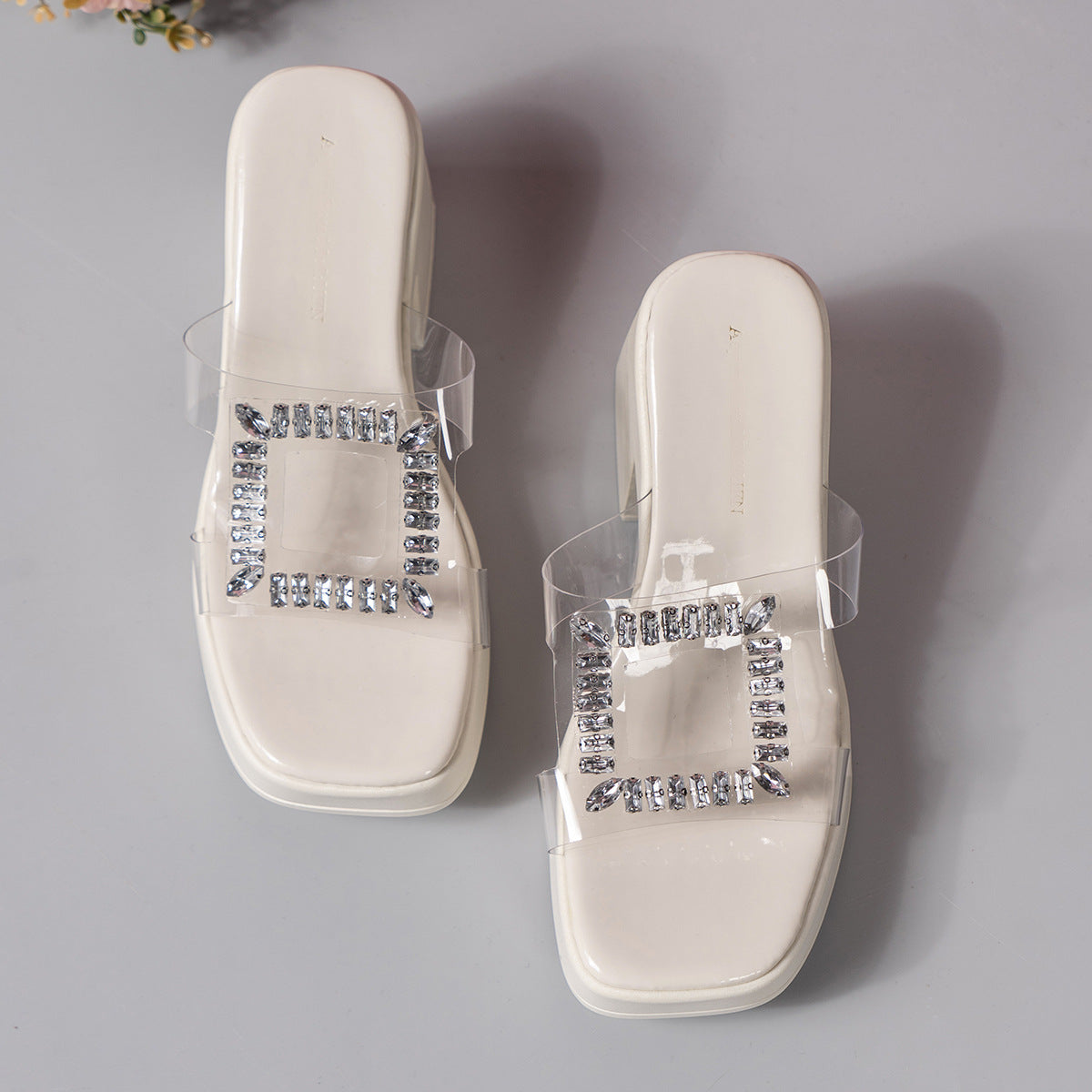 Glanzvolle High-Heel-Sandalen mit Strass für den Sommer
