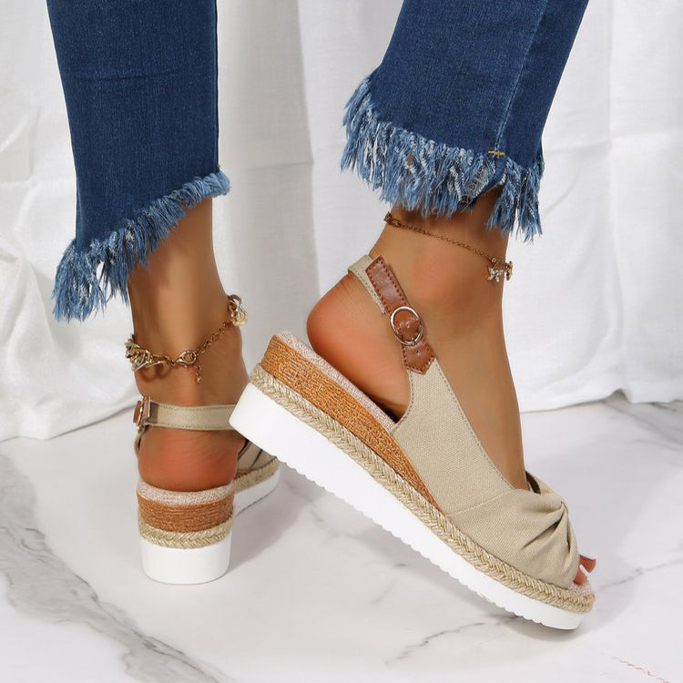 Sommerliche Plattform-Sandalen mit Peep Toe fürs Casual-Outfit