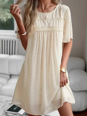 Apricotfarbenes Minikleid: Frühlingshafter Chic & Komfort in Einem