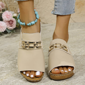 Peep Toe Slippers mit Metallakzenten für den Frühling