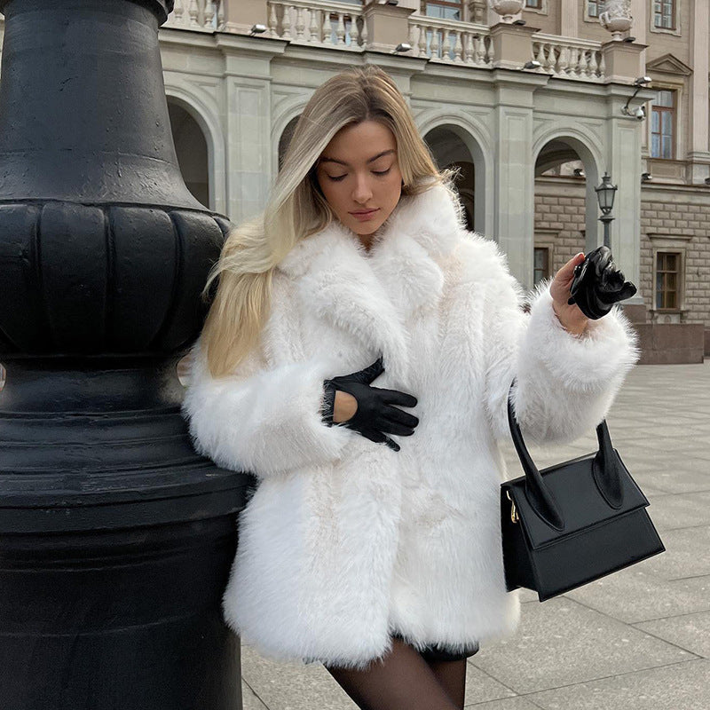Luxuriöser Kurzmantel für elegante Frühlingsabende
