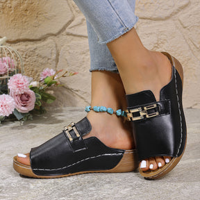 Peep Toe Slippers mit Metallakzenten für den Frühling