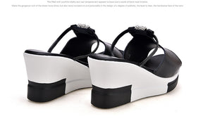 Glamouröse Keilplattform Sandalen mit Strass für den Frühling