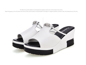 Glamouröse Keilplattform Sandalen mit Strass für den Frühling