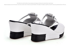 Glamouröse Keilplattform Sandalen mit Strass für den Frühling