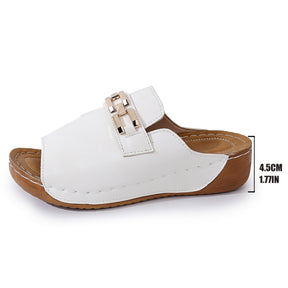 Peep Toe Slippers mit Metallakzenten für den Frühling