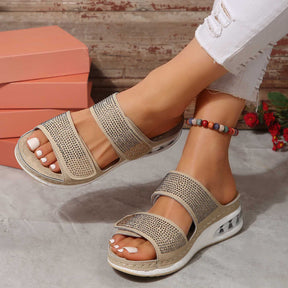 Elegante Keilsandaletten für Sommer und Strand