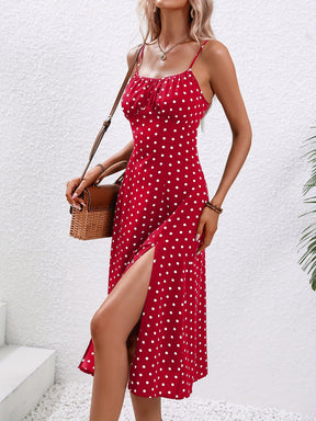 Verspieltes Sommerkleid mit Punkten Perfekt für den Frühling