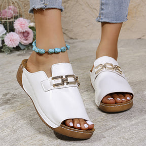Peep Toe Slippers mit Metallakzenten für den Frühling