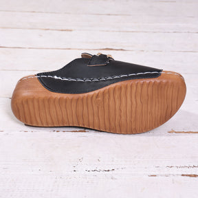 Peep Toe Slippers mit Metallakzenten für den Frühling