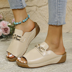 Peep Toe Slippers mit Metallakzenten für den Frühling