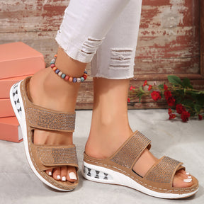 Elegante Keilsandaletten für Sommer und Strand