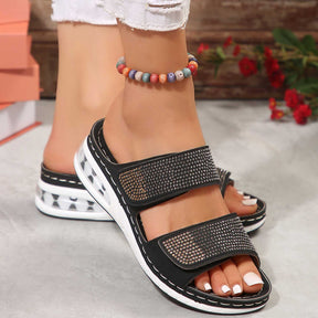 Elegante Keilsandaletten für Sommer und Strand
